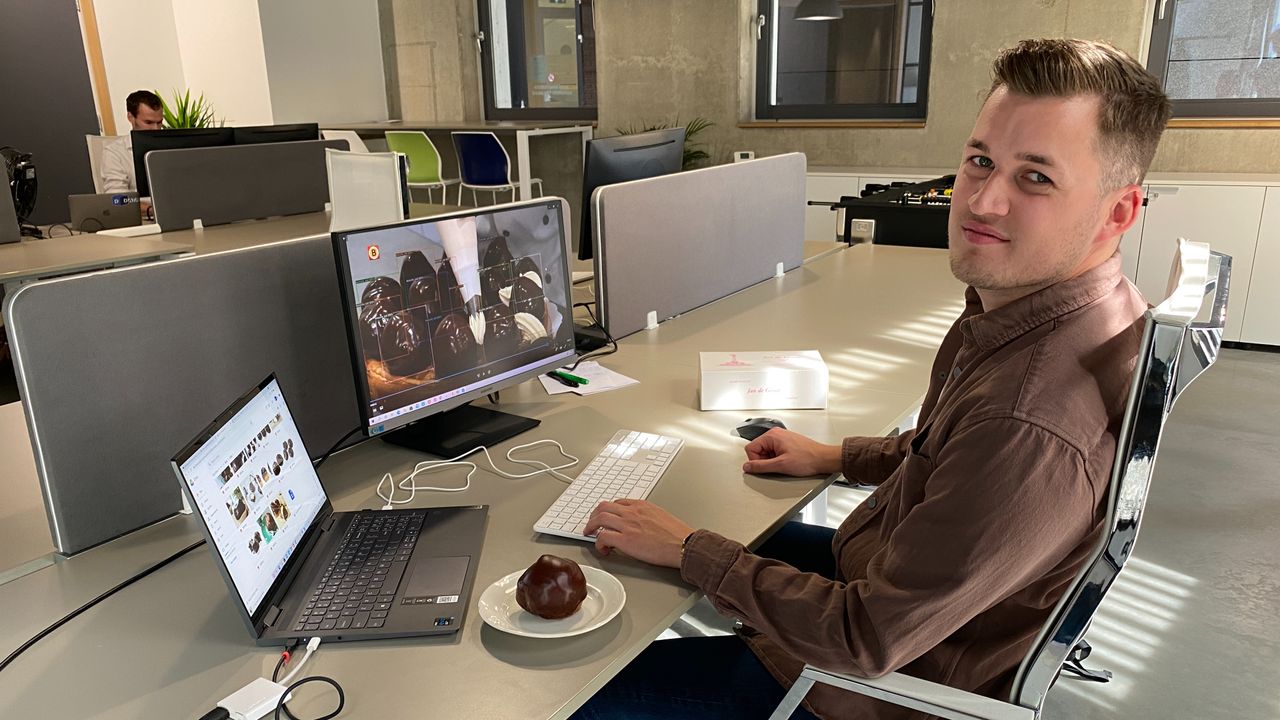 Gijs Dekkers met de Bossche bollen scanner op zijn computer (foto: Jan Peels)