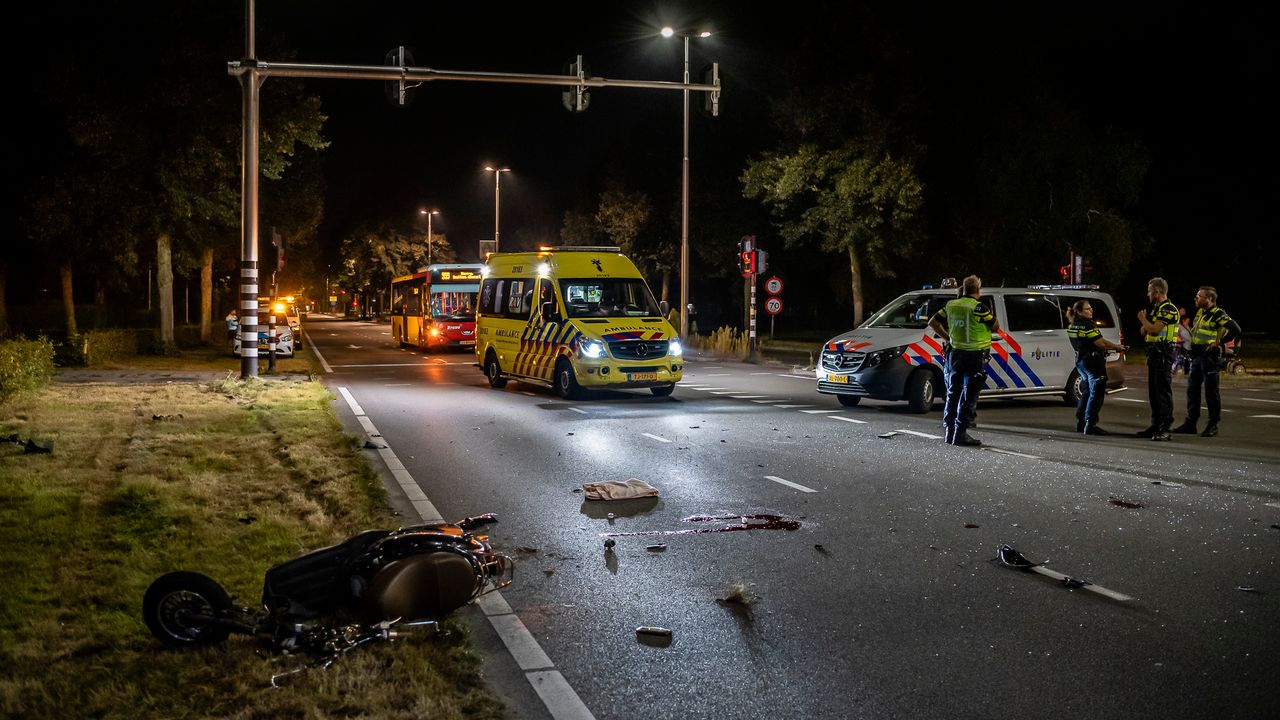 Op de weg lagen verschillende brokstukken (foto: Jack Brekelmans/SQ Vision).