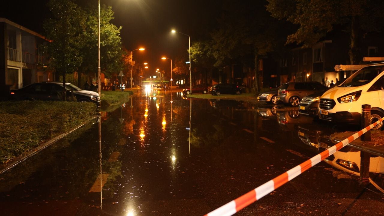 In Vlijmen stonden straten blank na hevige regenbuien (foto: SQ Vision/Bart Meesters).
