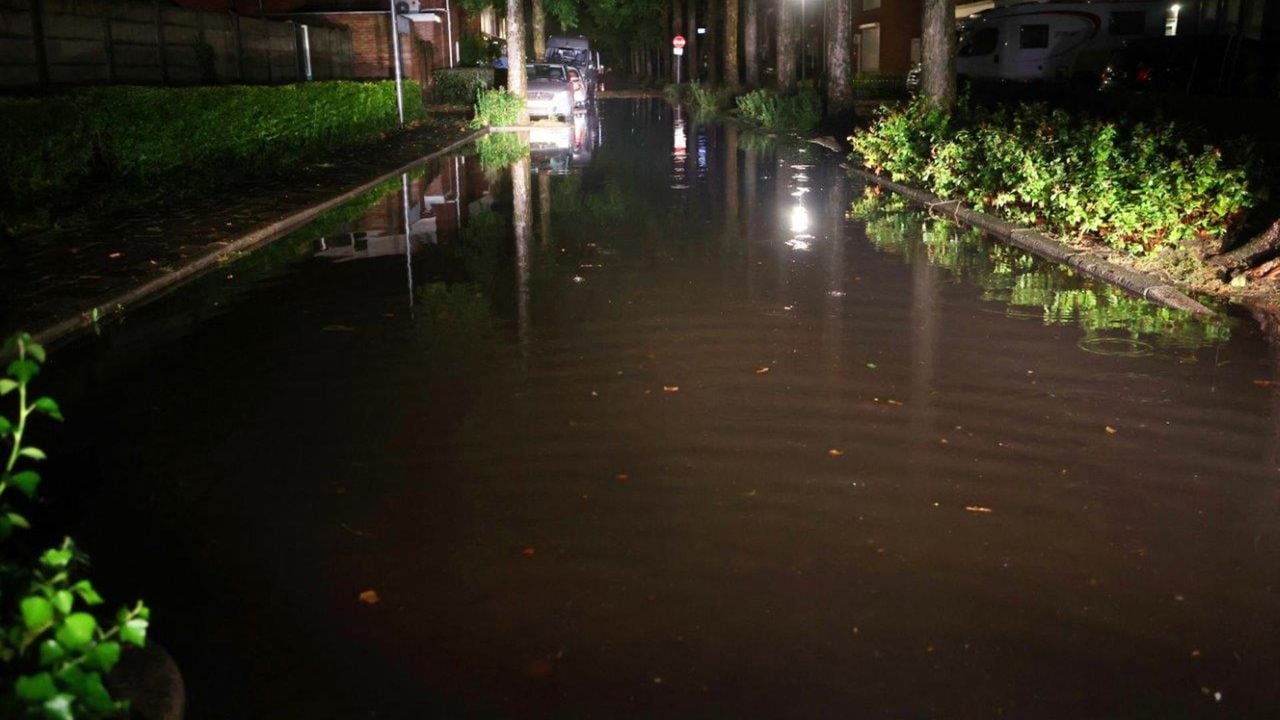 Sommige straten in Vlijmen veranderden vrijdagavond in rivieren (foto: Bart Meesters).