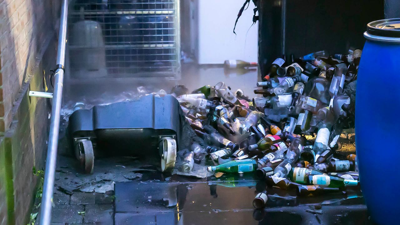 Het vuur in de container achter cultuurpodium De Groene Engel in Oss werd zaterdagochtend rond halfzeven ontdekt (foto: Gabor Heeres/SQ Vision). 