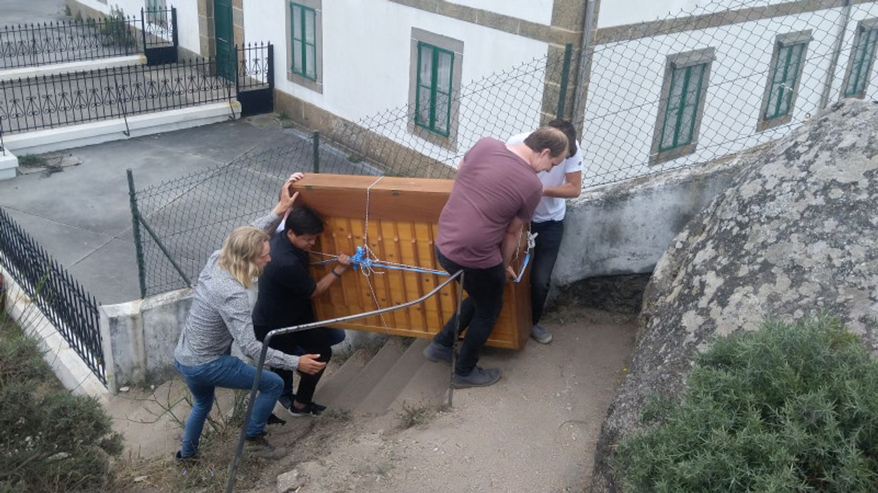 David en zijn vrienden tillen de piano de klif op (privéfoto)