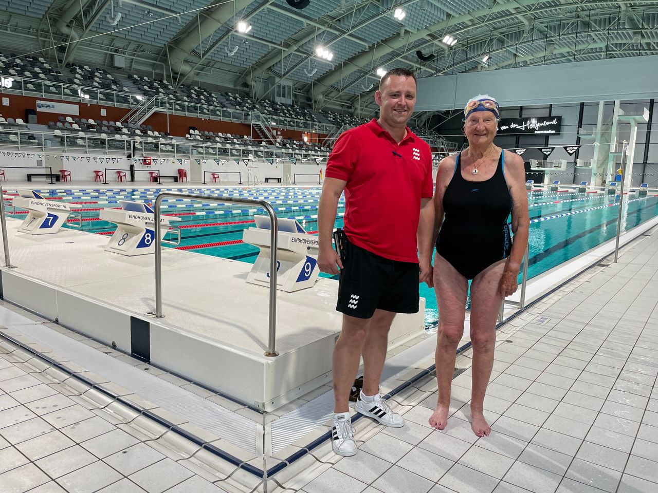 Marianne (95) en haar favoriete badmeester (foto: Raymond Merkx).