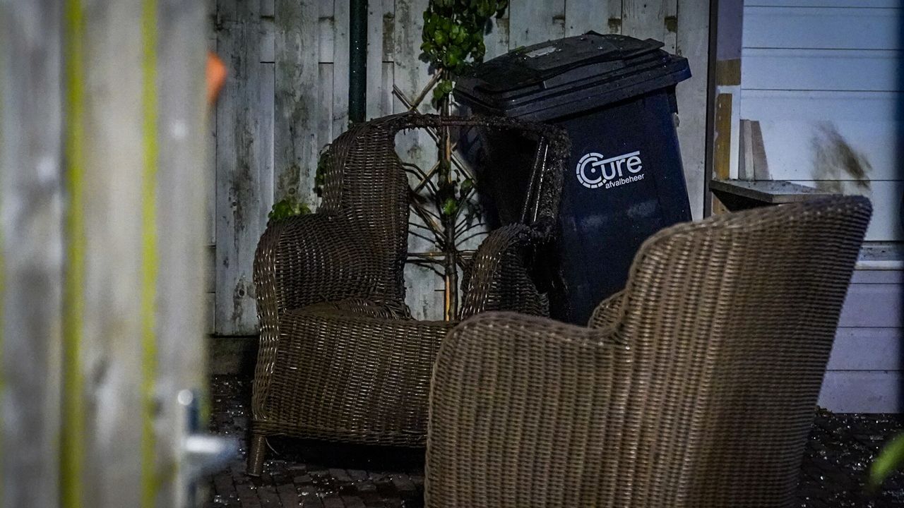 Een raam en een rolluik gingen door de explosie kapot en een tuinset werd verwoest (foto: Sem van Rijssel/SQ Vision).