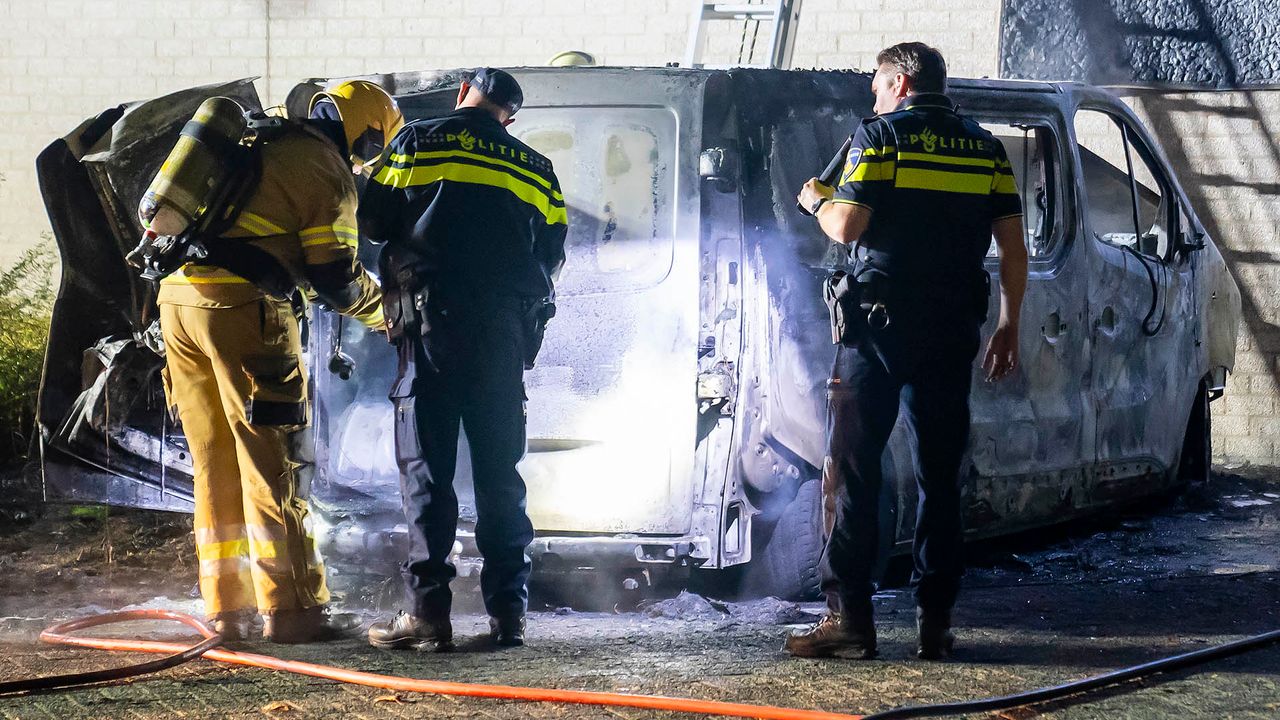 De bestelbus in Oss werd door de brand verwoest (foto: Gabor Heeres/SQ Vision).