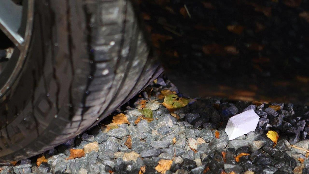 Een aanmaakblokje dat bij de auto werd gevonden (foto: Bart Meesters / SQ Vision).