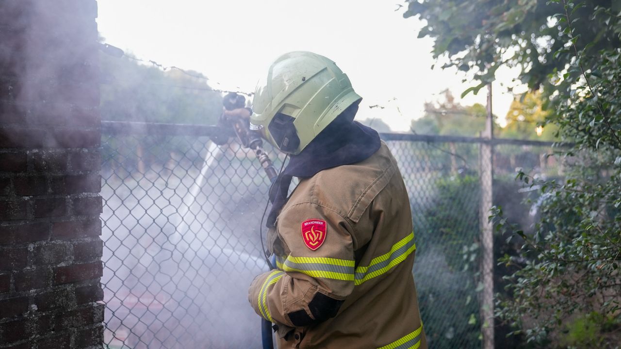 De brandweer probeerde de container te blussen vanachter het hek.(Foto: Gabor Heeres/SQ Vision)