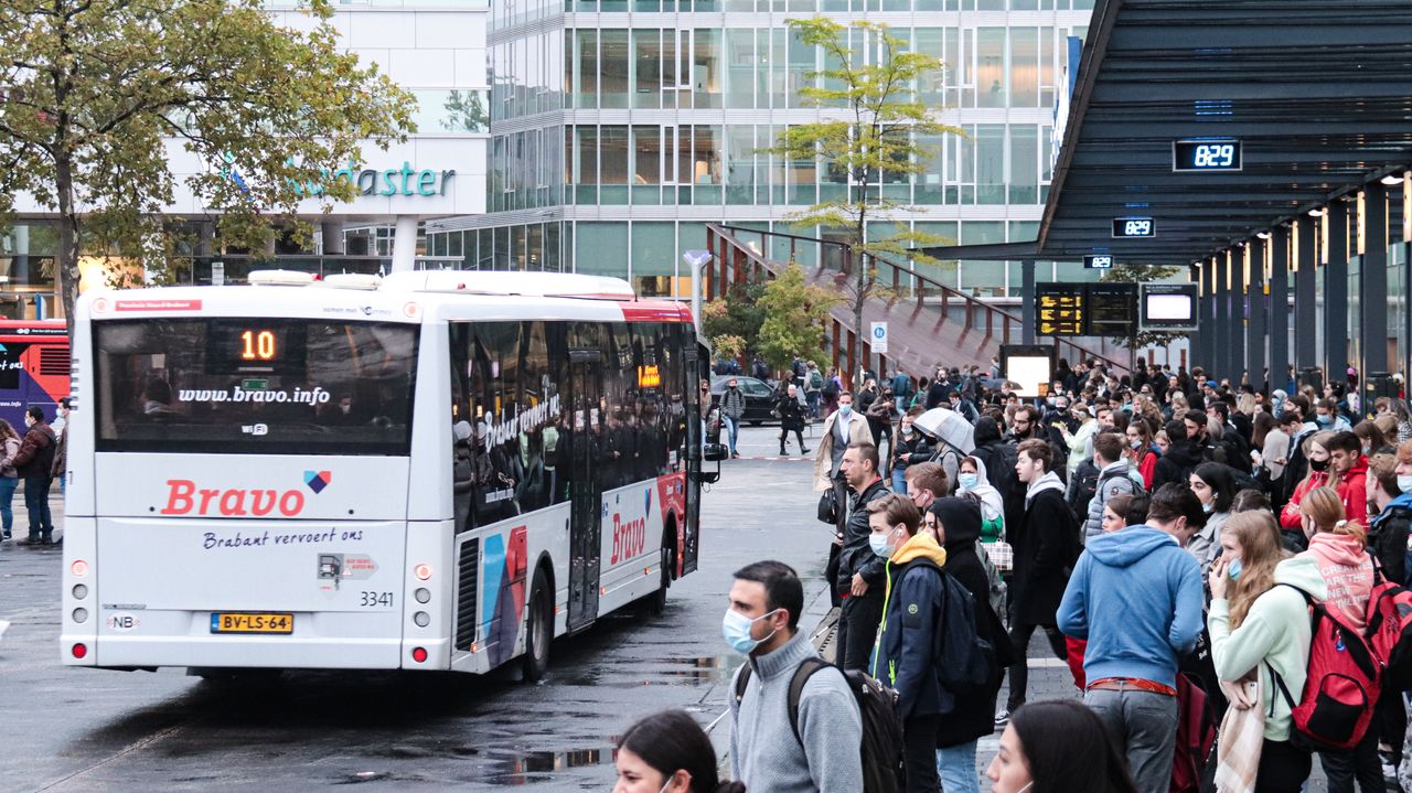 Het busstation naast Eindhoven Centraal (foto: Corrado Francke).