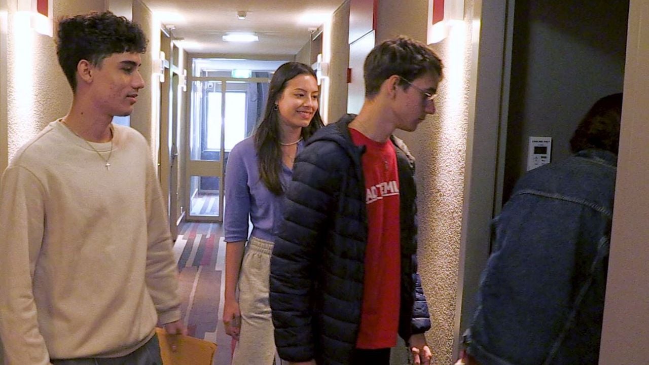 Studenten in het IBIS Hotel.