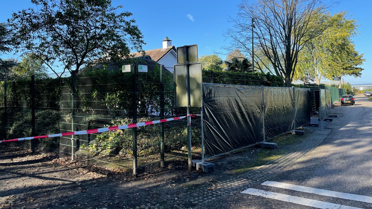 Later werd het huis afgezet met zwarte schermen (foto: Raymond Merkx).