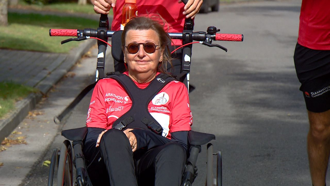 Een lachende Katrien tijdens een training met Ruben (l) en Henri