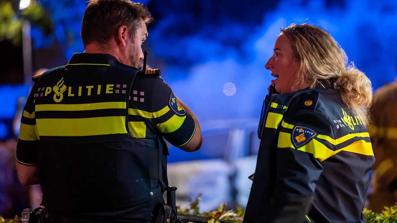 De politie doet onderzoek naar de autobrand in Oss (foto: Gabor Heeres/SQ Vision).