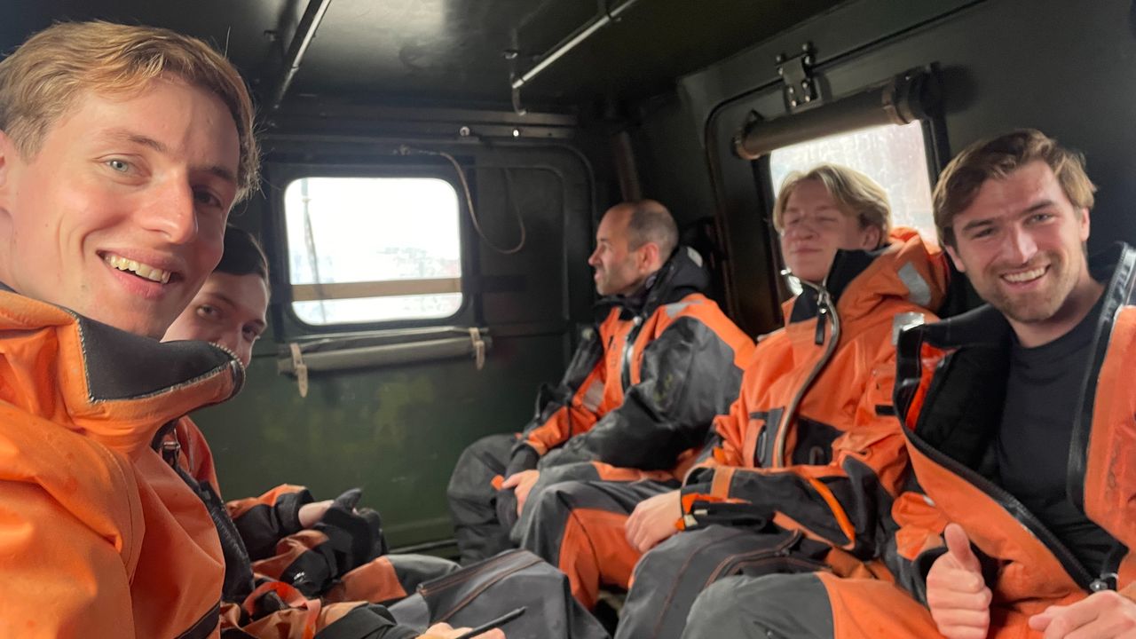 Brandon op weg met medestudenten. 