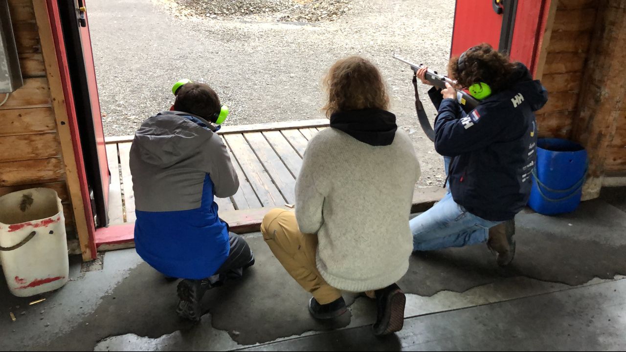 Schiettraining tijdens ijsbeerles (foto: Brandon van Schaik).