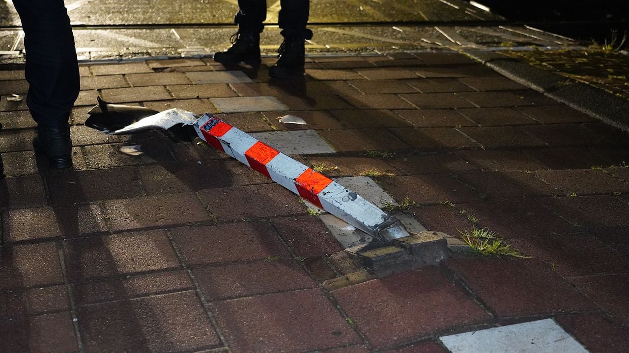 De automobilist reed eerst een paaltje bij de spoorwegovergang in Rijen plat (foto: Jeroen Stuve/SQ Vision).