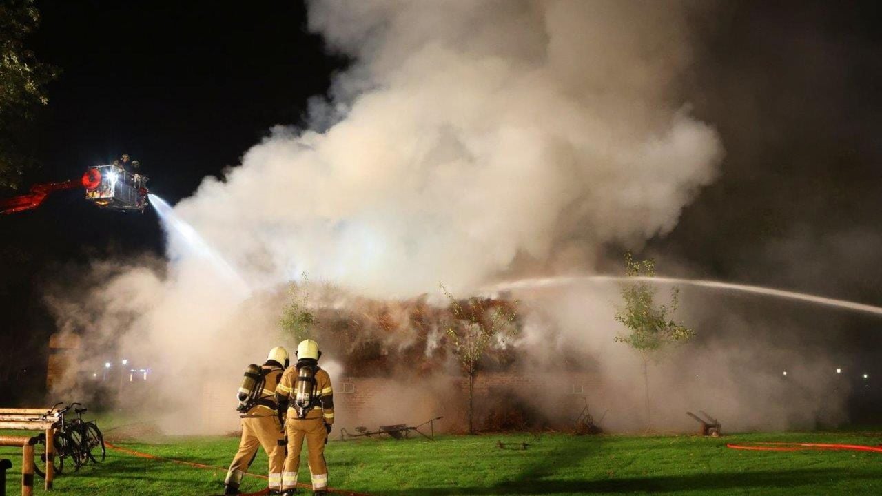 Flinke rookwolken bij het blussen van de band in Heeswijk-Dinther (foto: Bart Meesters).