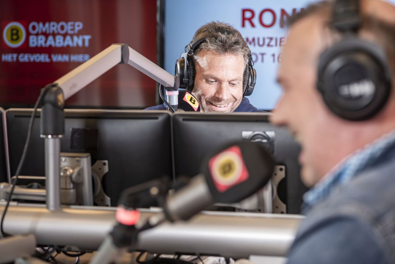 Ronny samen met nieuwslezer Martin in de radiostudio