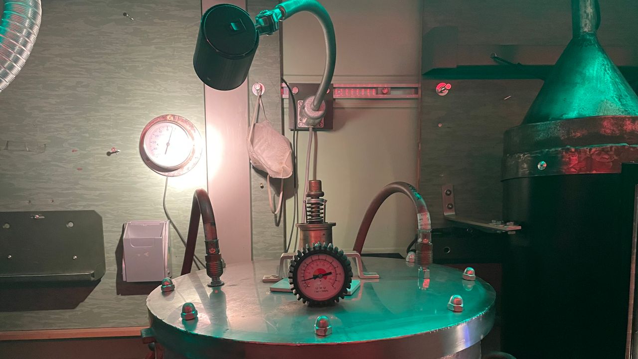 Een ketel in het nagemaakte drugslab.