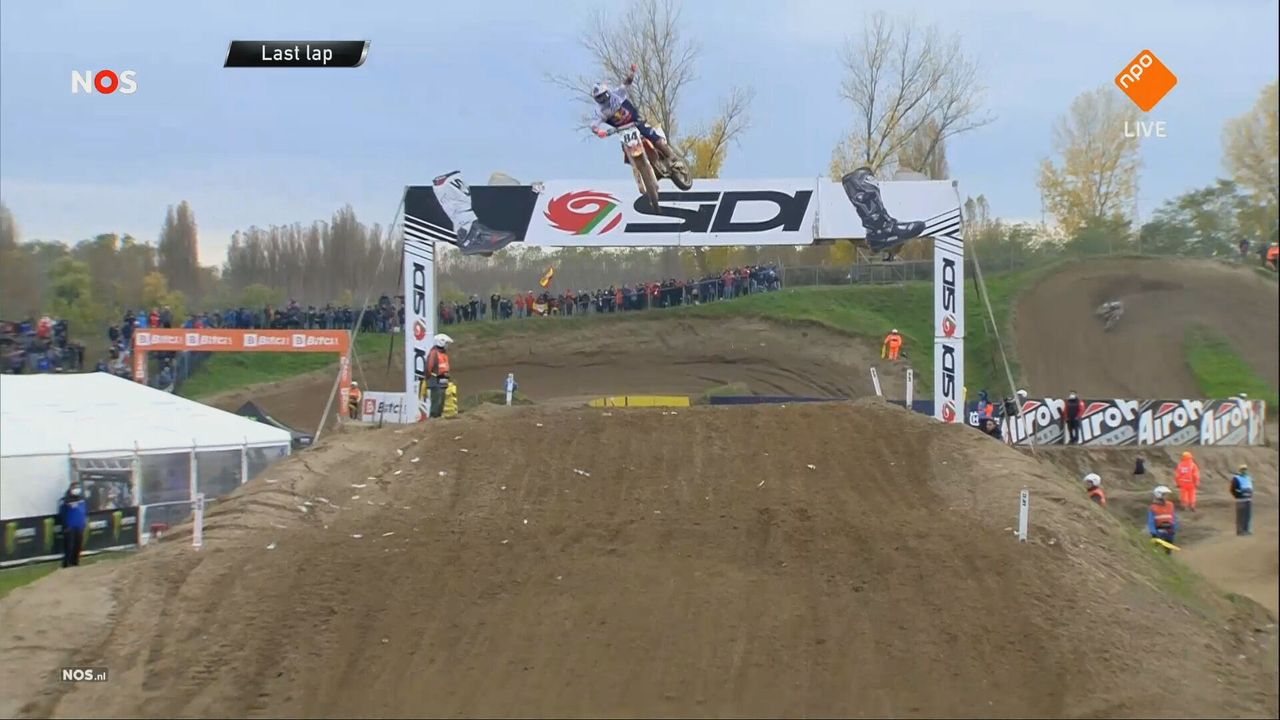 Herlings komt juichend over de finish in de tweede manche (foto: NOS).