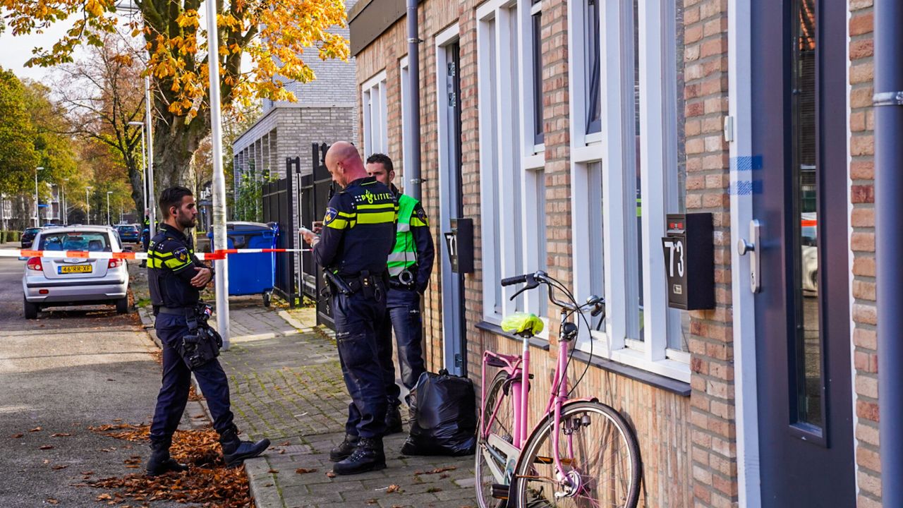 De politie voor het huis van de overval maandag (foto: Dave Hendriks/SQ Vision)/ 