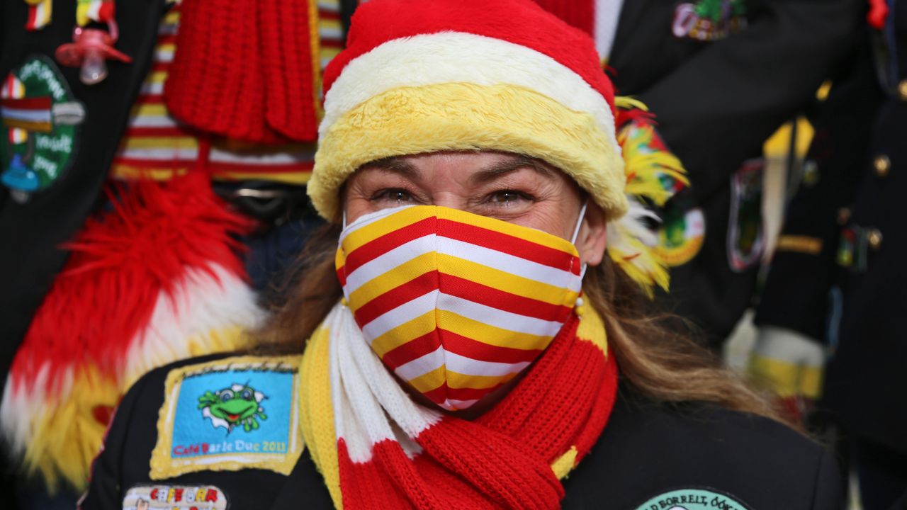 Feesten met een passend mondkapje. (Foto: Karin Kamp)