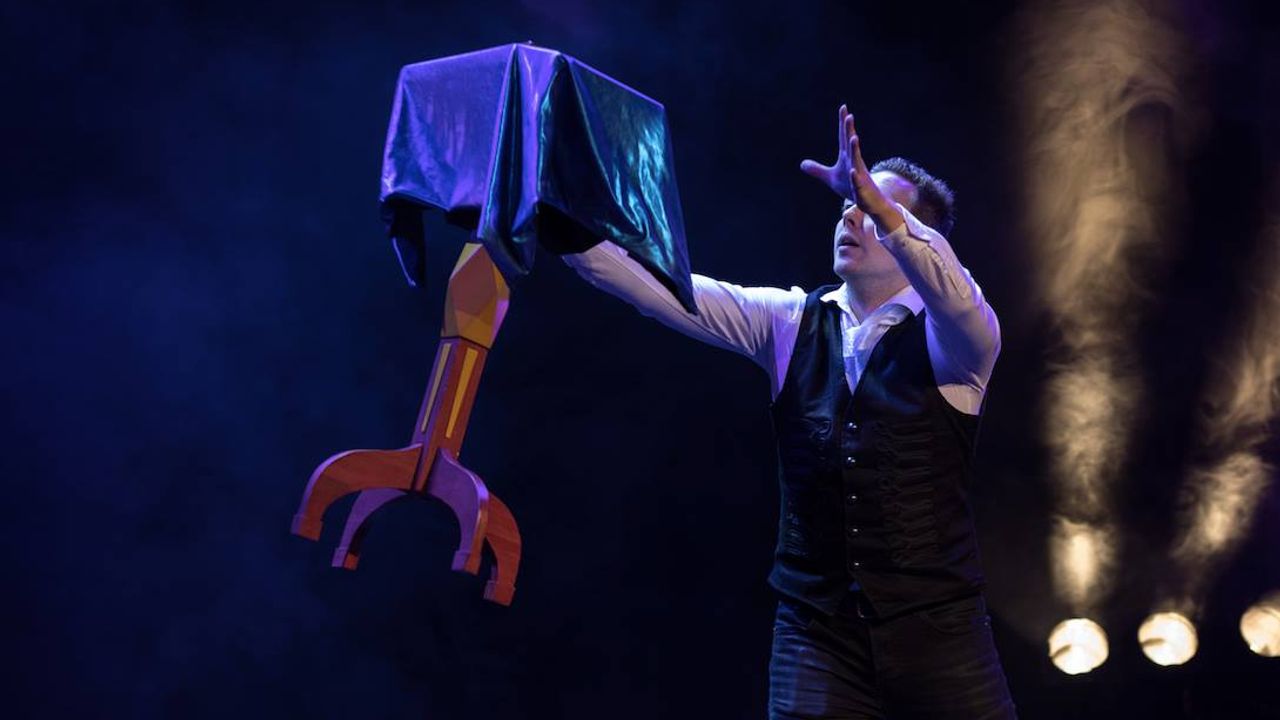 Lars in actie met een zwevende tafel (foto: Lars van Tuijl)