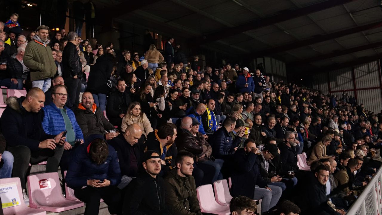 Veel publiek in het Frans Heesen Stadion (foto: Corrado Francke).