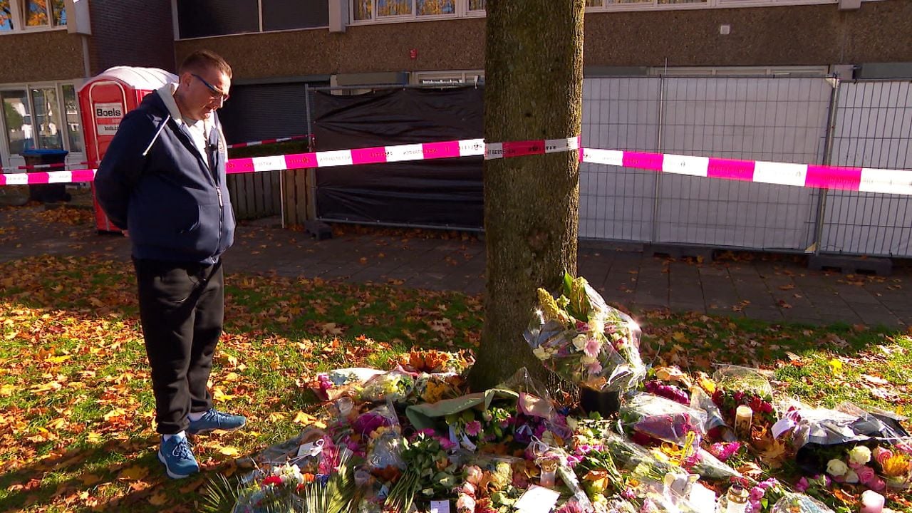 Wilfred bij de bloemenzee voor het huis waar Anouk overleed.