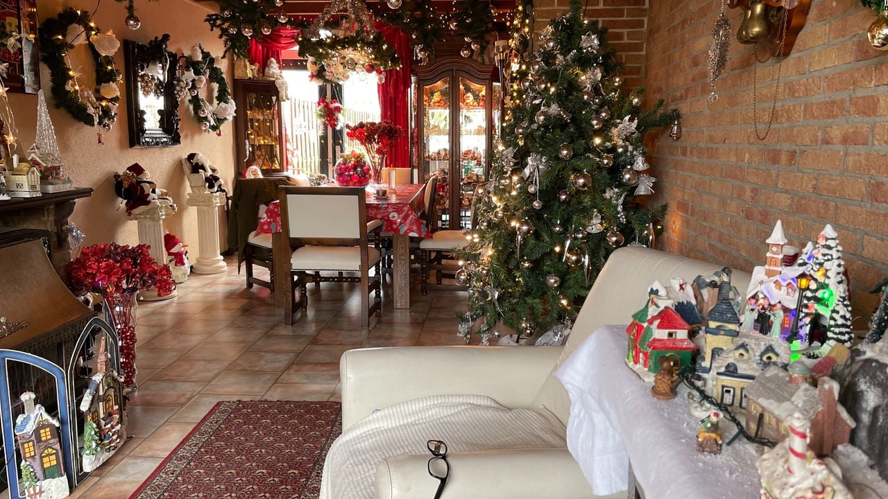 De versierde huiskamer van Tonnie (foto: Omroep Brabant).