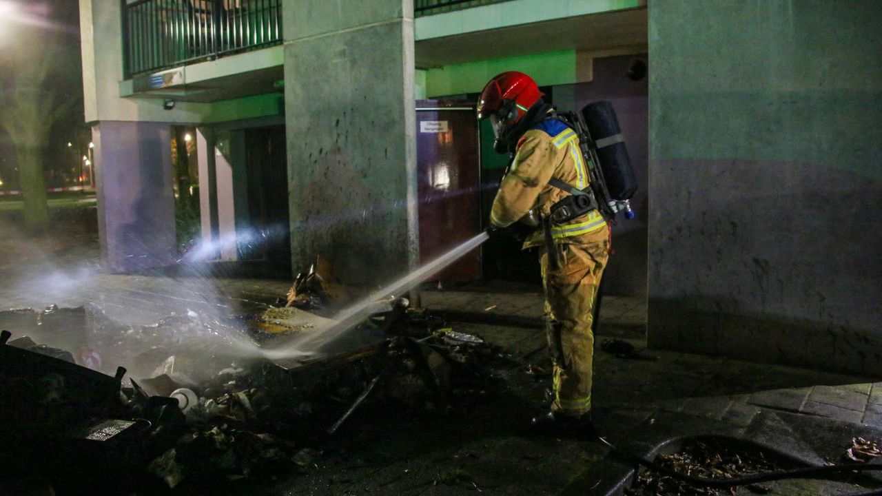 De brandweer bezig met het nablussen (foto: Harrie Grijseels/SQ Vision Mediaprodukties).