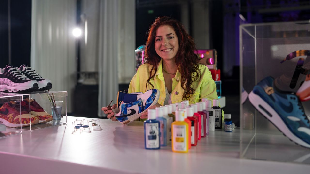 'Parel' Babette schildert haar mooiste ontwerpen op sneakers.