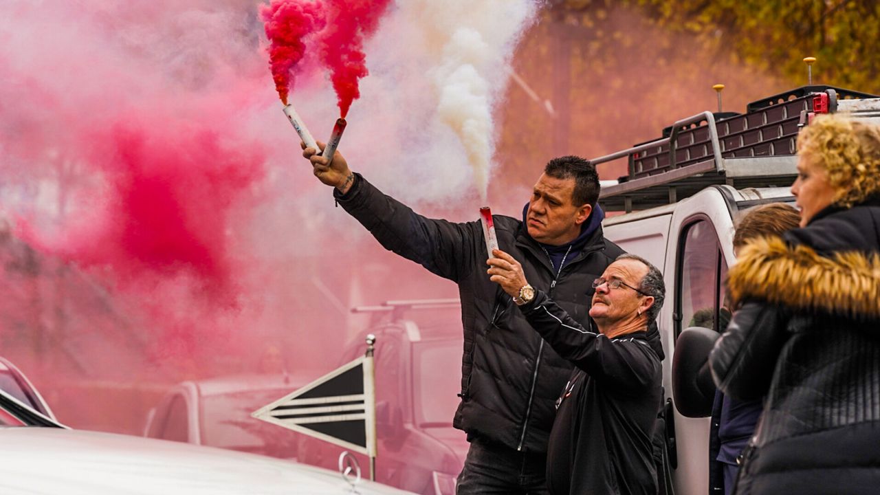 Fakkels in Gerwen als ook daar een witte rouwauto voor Anthony voorbij komt (foto: SQ Vision/Dave Hendriks).