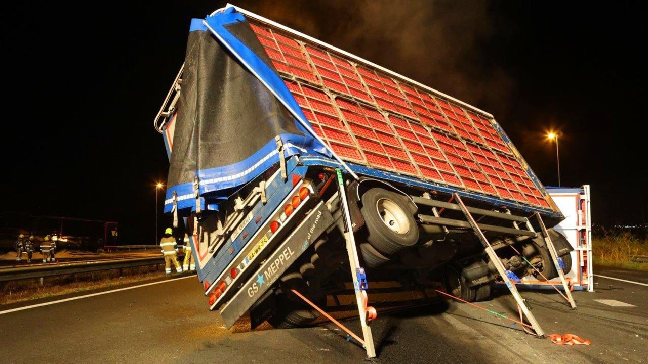 Een aanhanger van de vrachtwagen die kippen vervoerde werd gestut om te voorkomen dat die ook zou omvallen (foto: Bart Meesters).