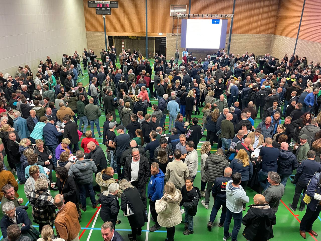 Een bomvolle zaal in Bakel (Foto: Alice van der Plas)