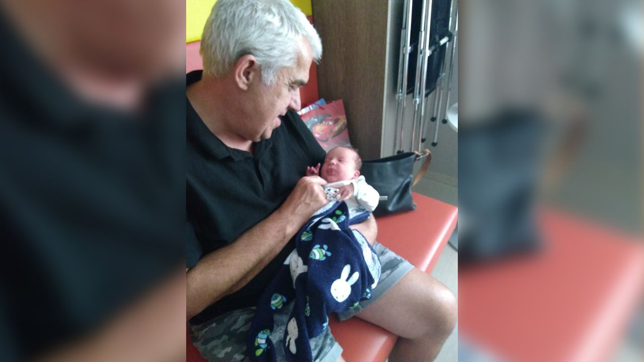 Opa Johan met de pasgeboren Ian. 