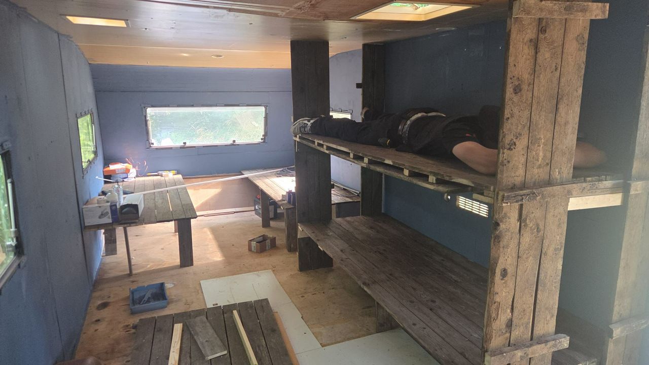 De 'luxe' slaapplekken van de vriendengroep in aanbouw (foto: Stijn Aangenendt).