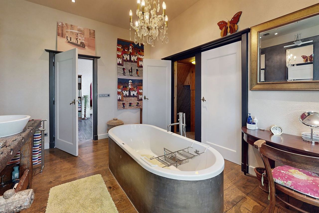 Een unieke badkamer met bad, inloopdouche en aan andere kant een sauna