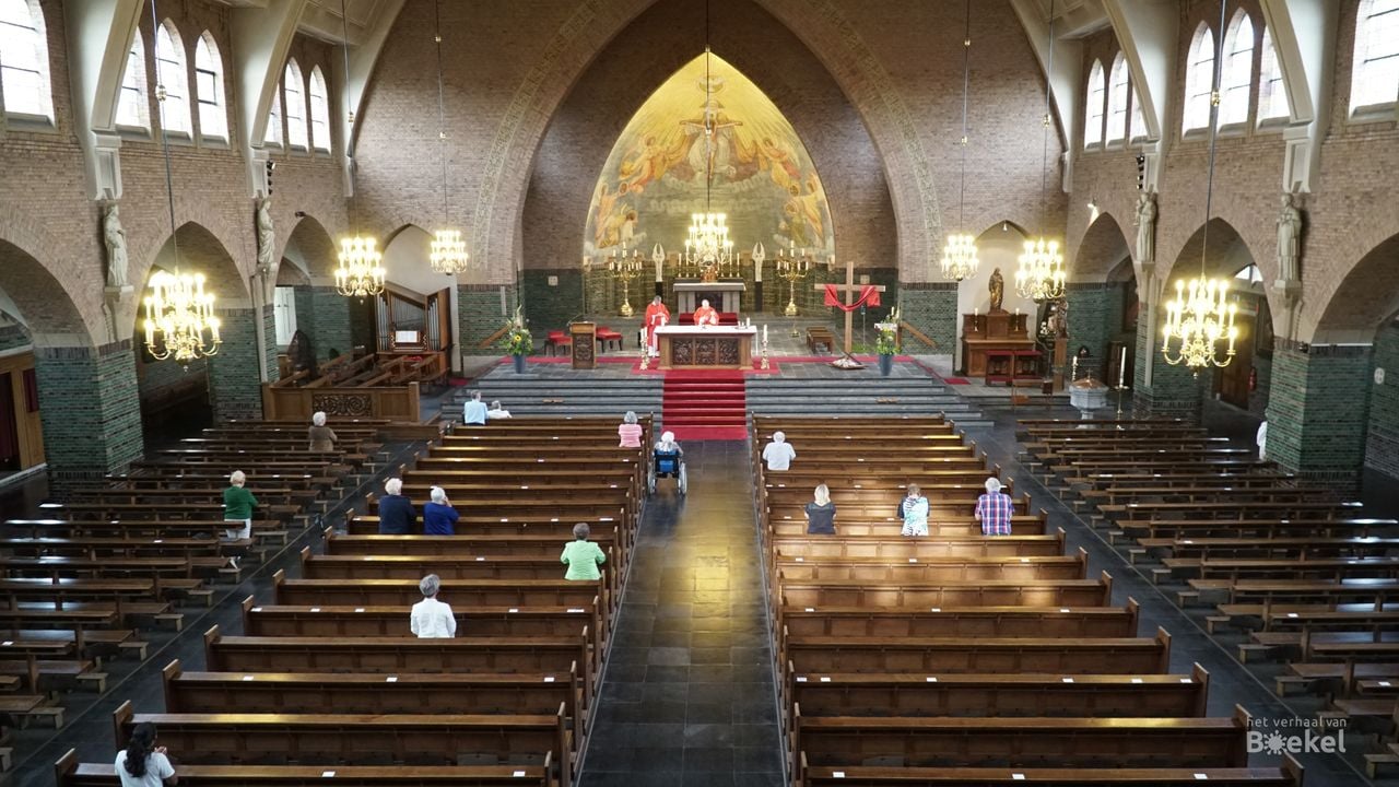 De eerste mis sinds de corona-uitbraak in de kerk van Boekel. (foto: Jos Verkuijlen)