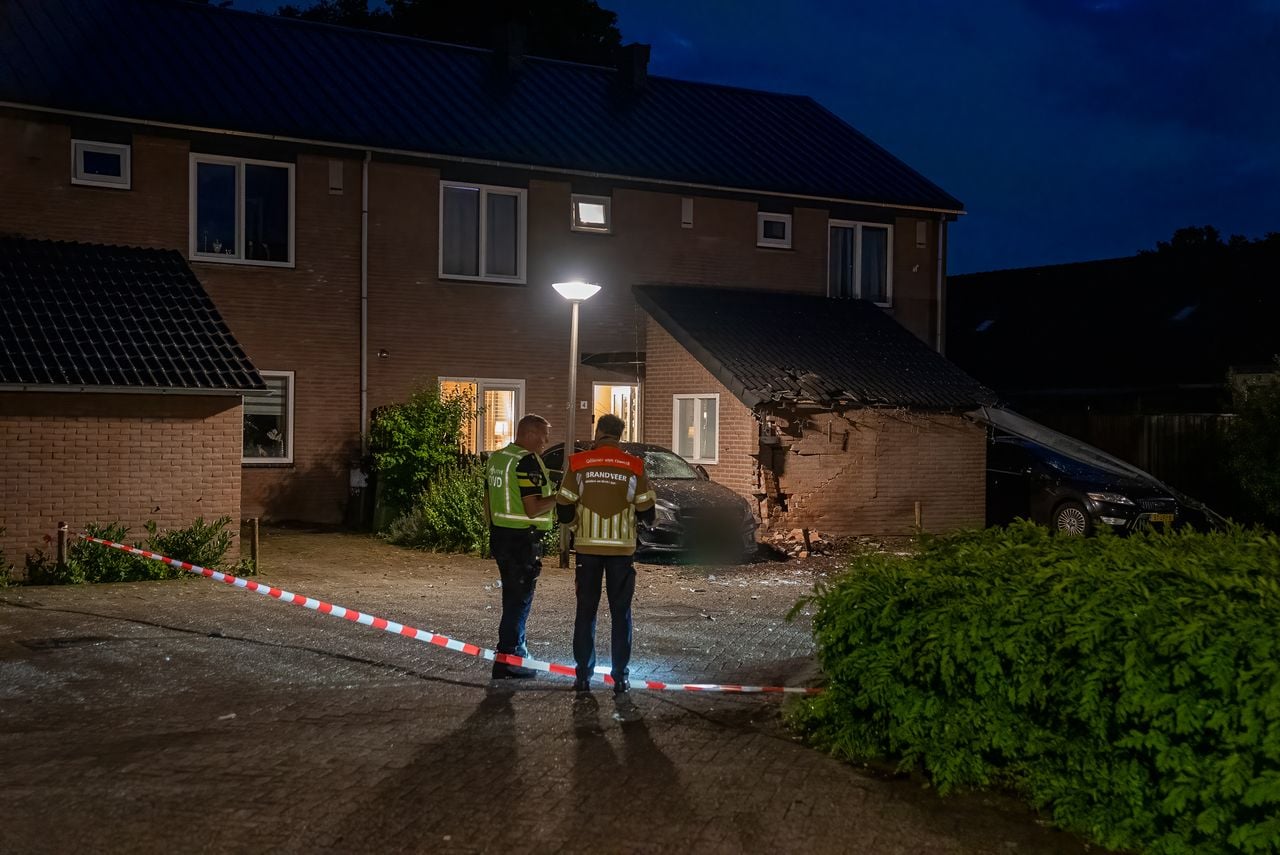 De schade aan het huis in Sprang-Capelle is groot na de explosie (foto: Iwan van Dun/SQ Vision).