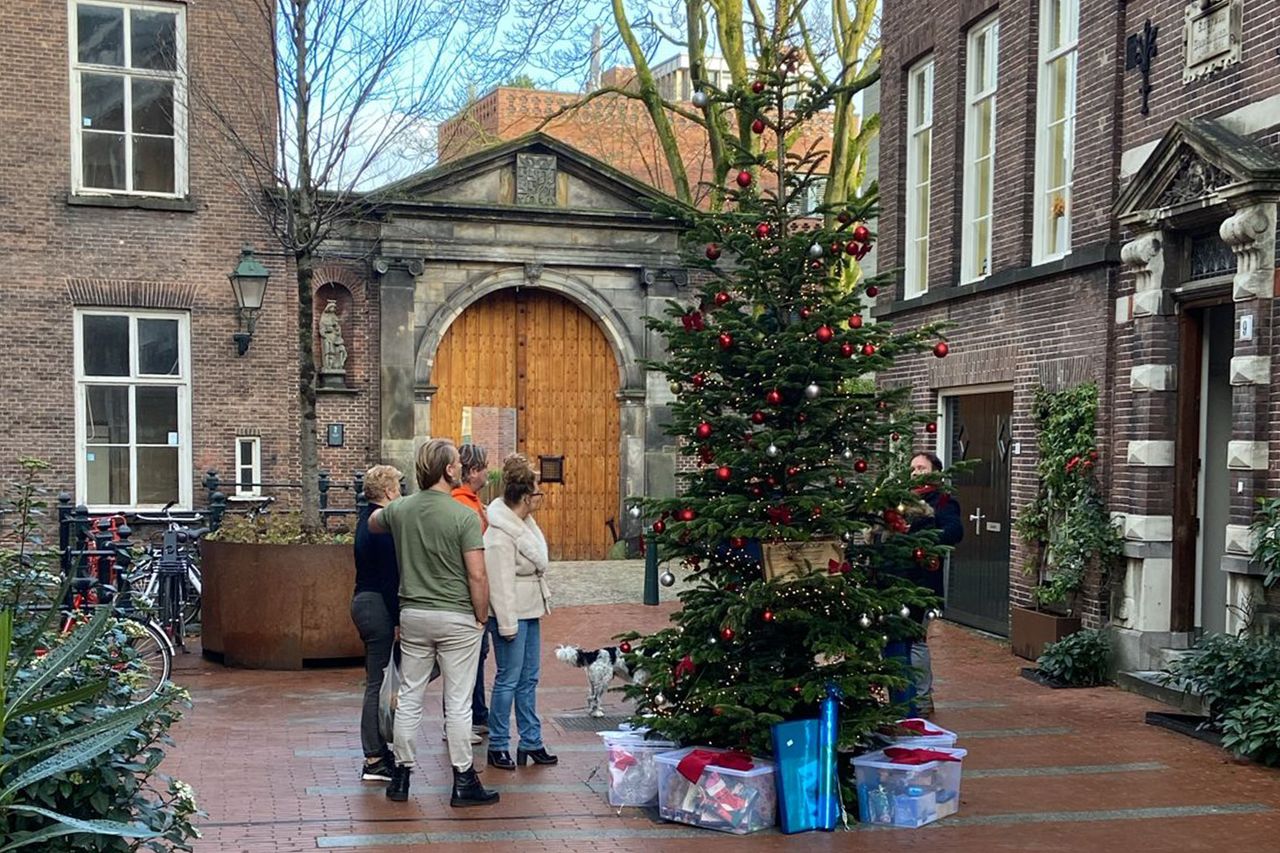 De boom staat na zijn val weer met bergen cadeaus overeind (foto: Maurice Koch).