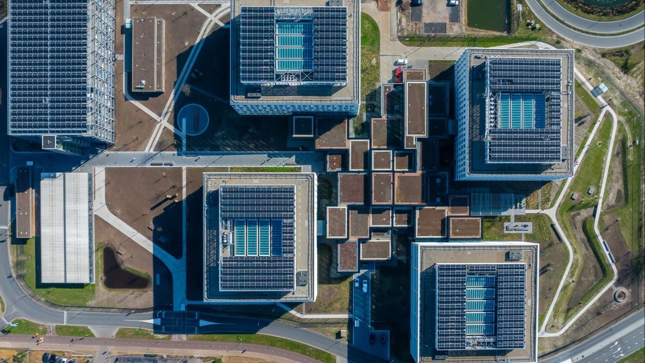 De nieuwe gebouwen vanuit de lucht bekeken (foto: ASML).