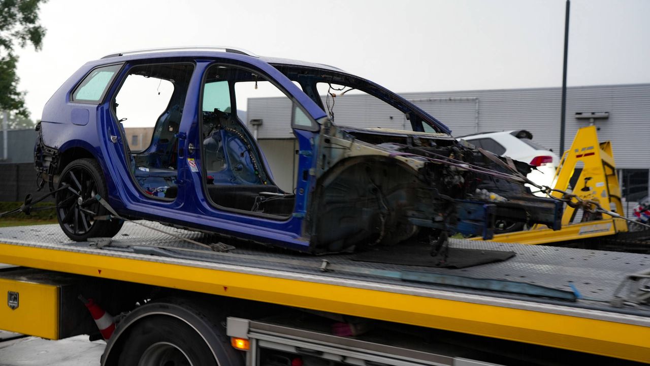 Van de gezochte auto is een karkas overgebleven (foto: Erik Haverhals/Persbureau Heitink).