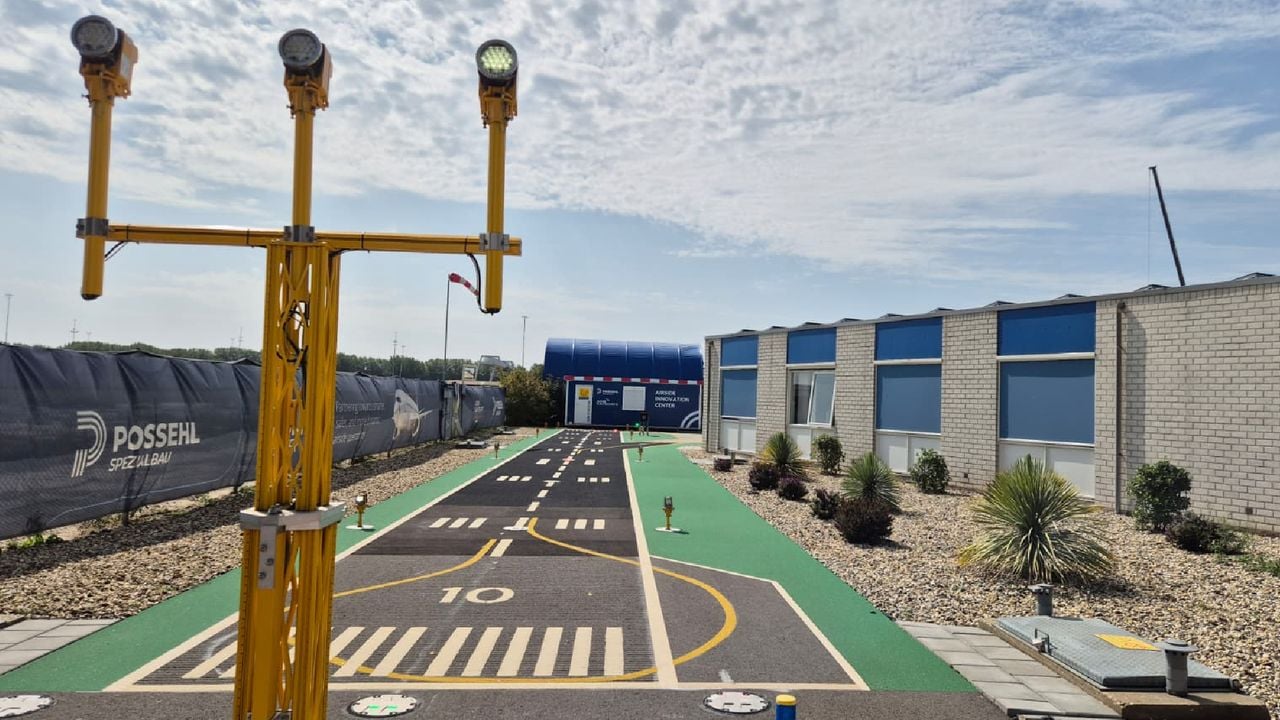De vijftig meter lange start- en landingsbaan van het mini-vliegveld in Oosterhout (foto: Niek de Bruijn).