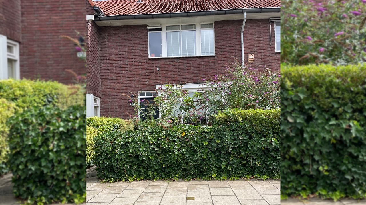 Het huis waar Emanuel Wijzenbeek werd opgehaald en waar zijn zoon Andy is geboren, op de voorgrond de Stolperstein (foto: Hans Janssen).