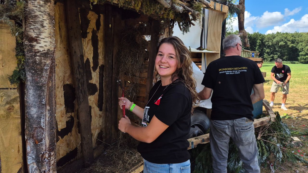 Julie Dekkers sloopt de wagen met een koevoet (foto: Collin Beijk).