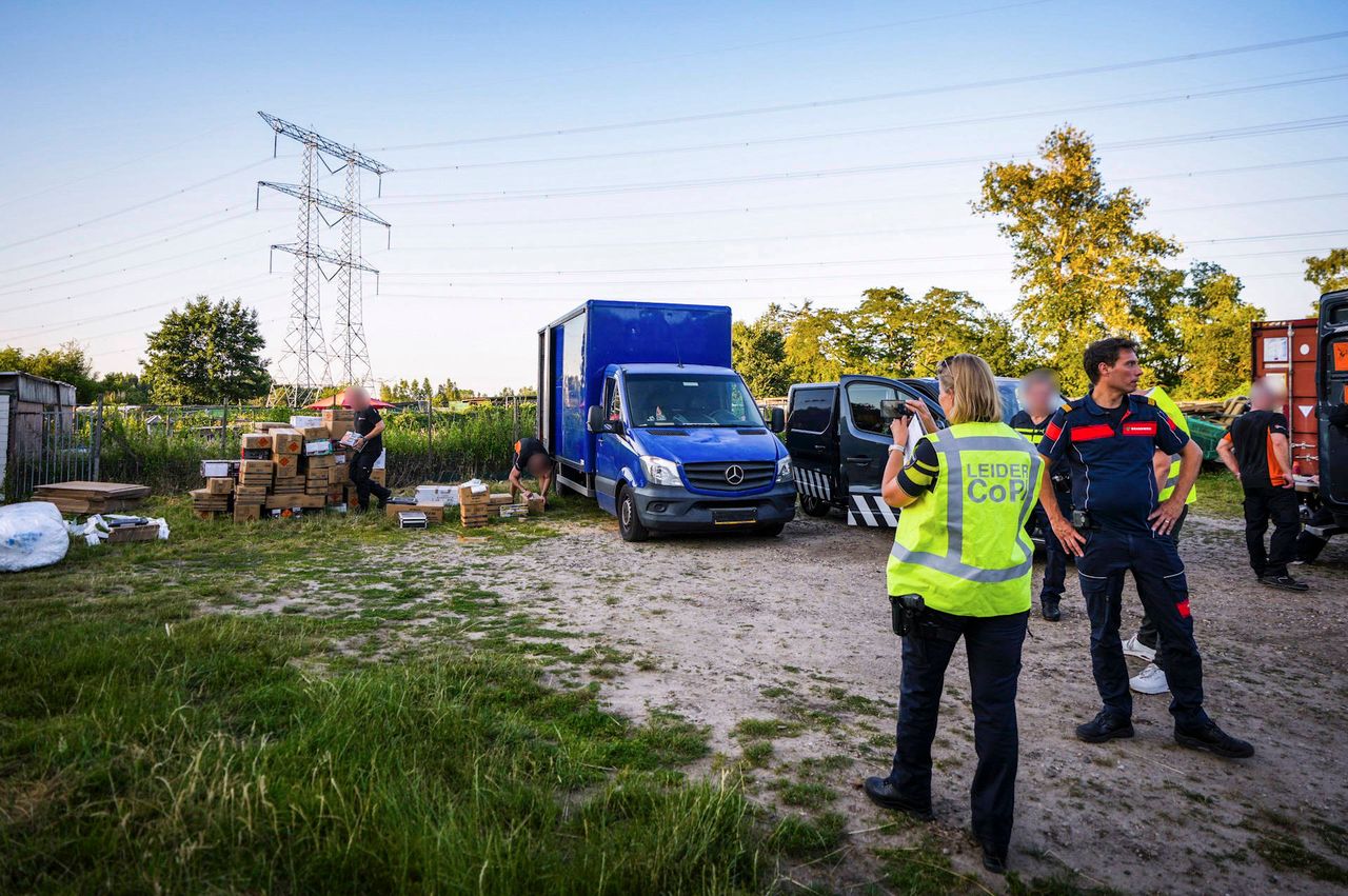 Het erf waar het vuurwerk werd gevonden (foto: Persbureau Heitink).