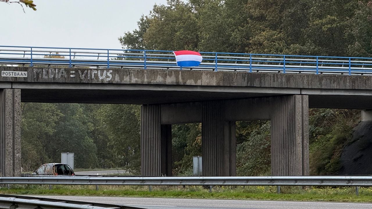 De vlag boven de snelweg A58.
