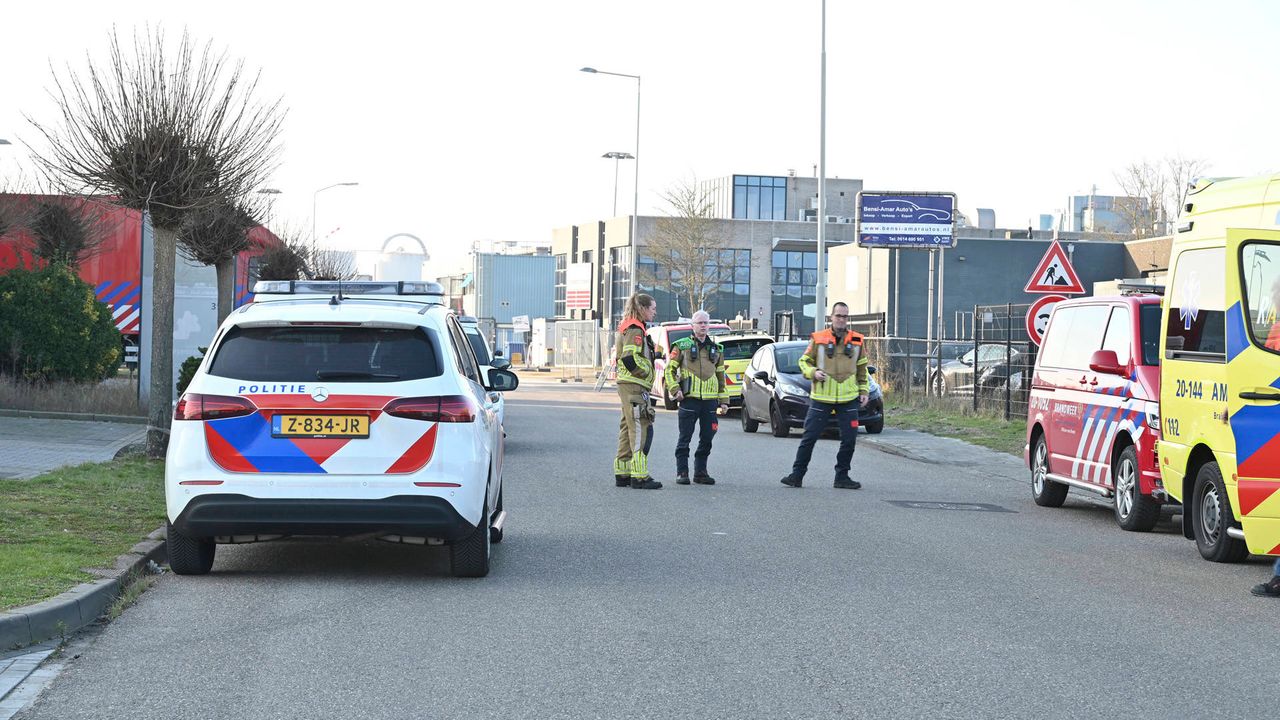Ook brandweer en ambulance werden ingezet  (foto: Perry Roovers / Persbureau Heitink).