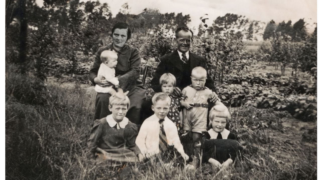 Het gezin Erven. Henk zit op de onderste rij, met stropdas (privéfoto familie Erven).