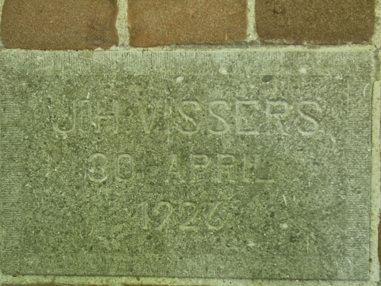 De gevelsteen met de datum van het leggen van de eerste steen (foto: Henk van Ingen/Omroep Brabant).